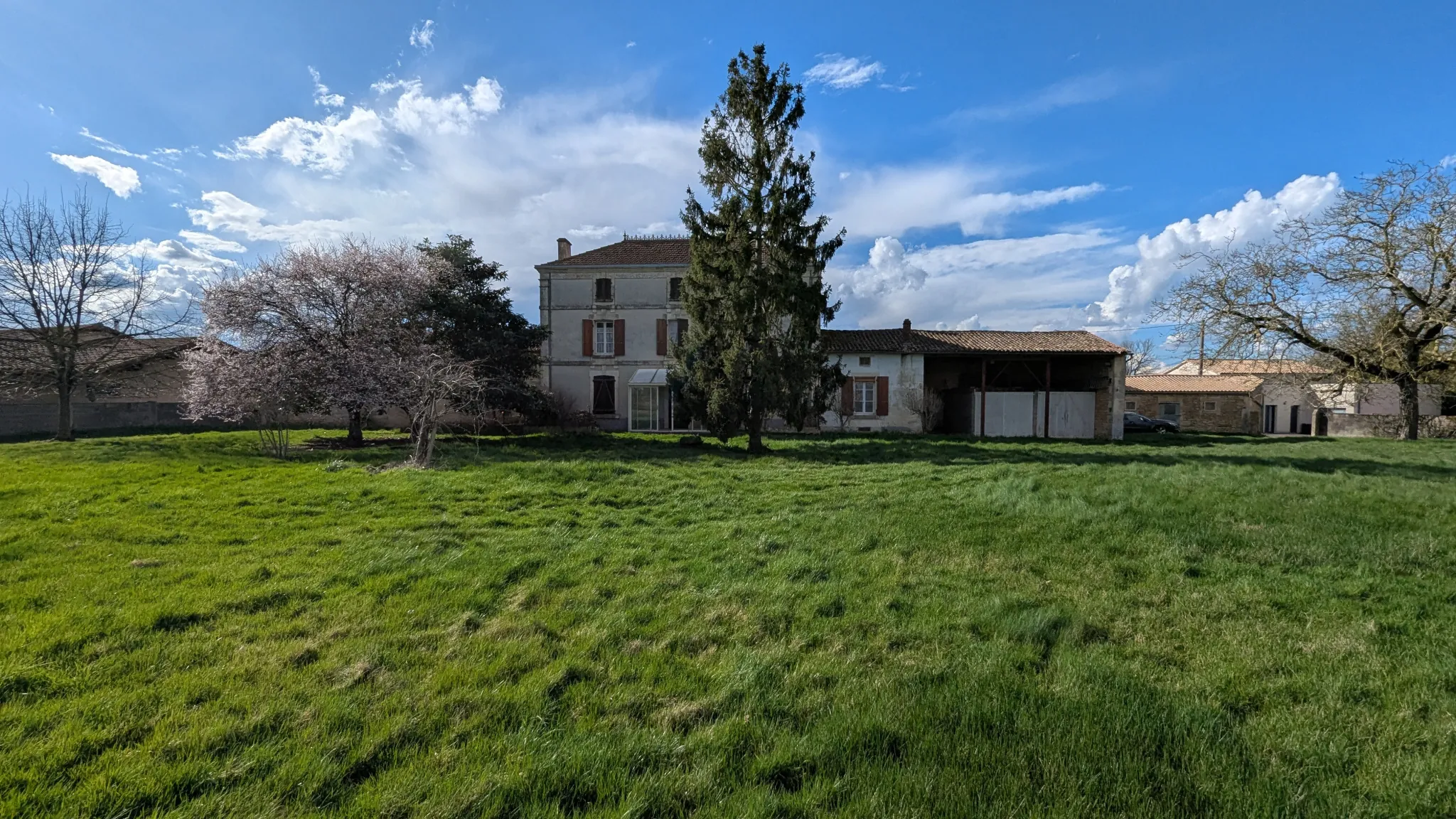 Maison de maître à rénover avec dépendances à Aigondigné, potentiel investissement 