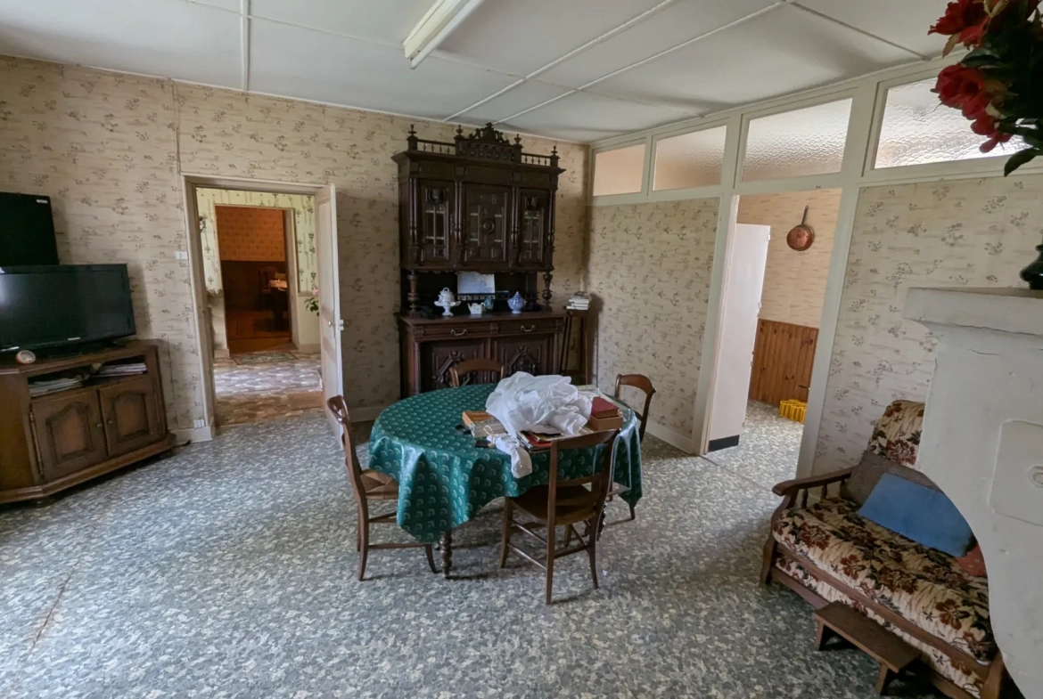 Maison de maître à rénover avec dépendances à Aigondigné, potentiel investissement 