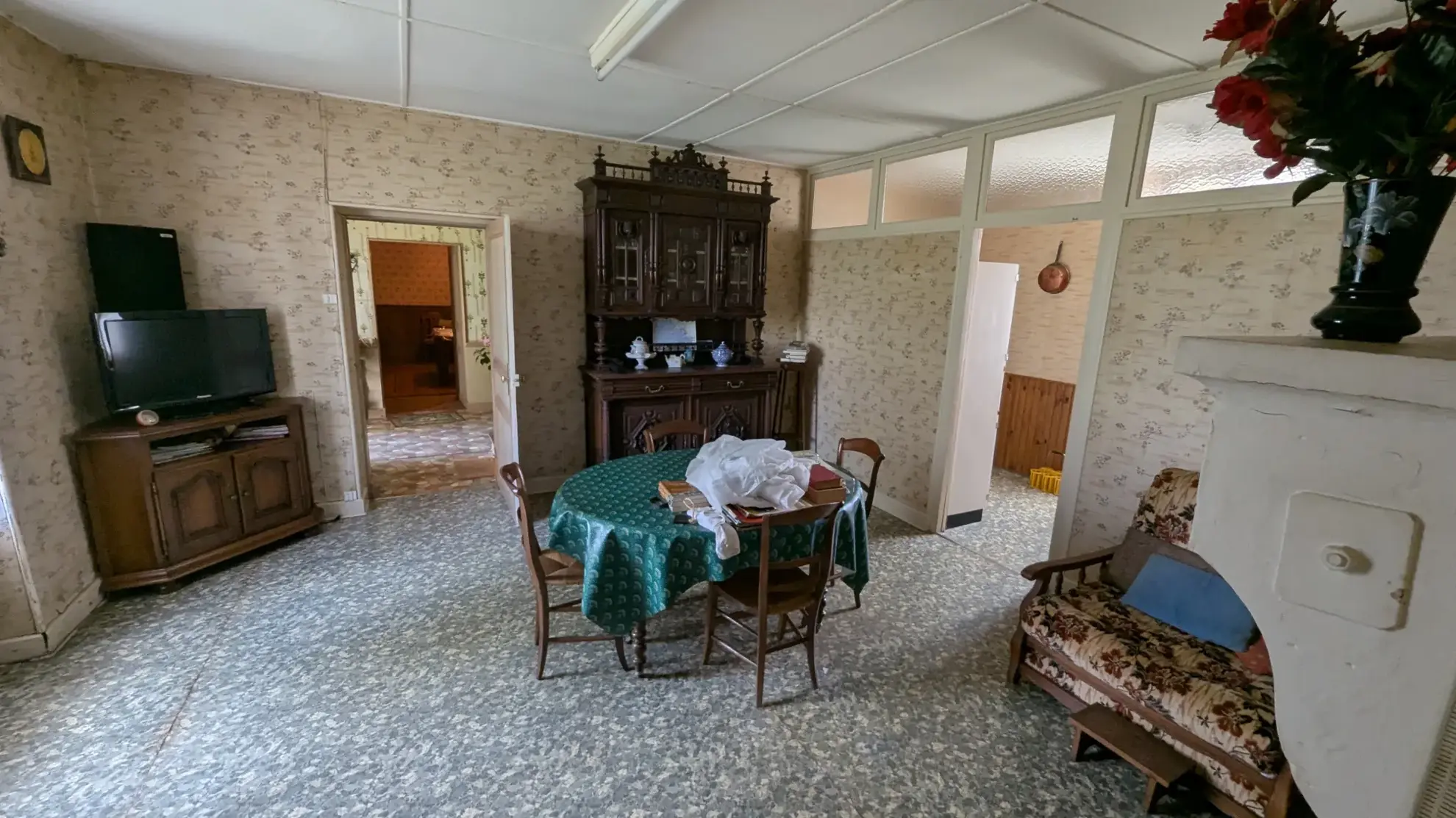 Maison de maître à rénover avec dépendances à Aigondigné, potentiel investissement 