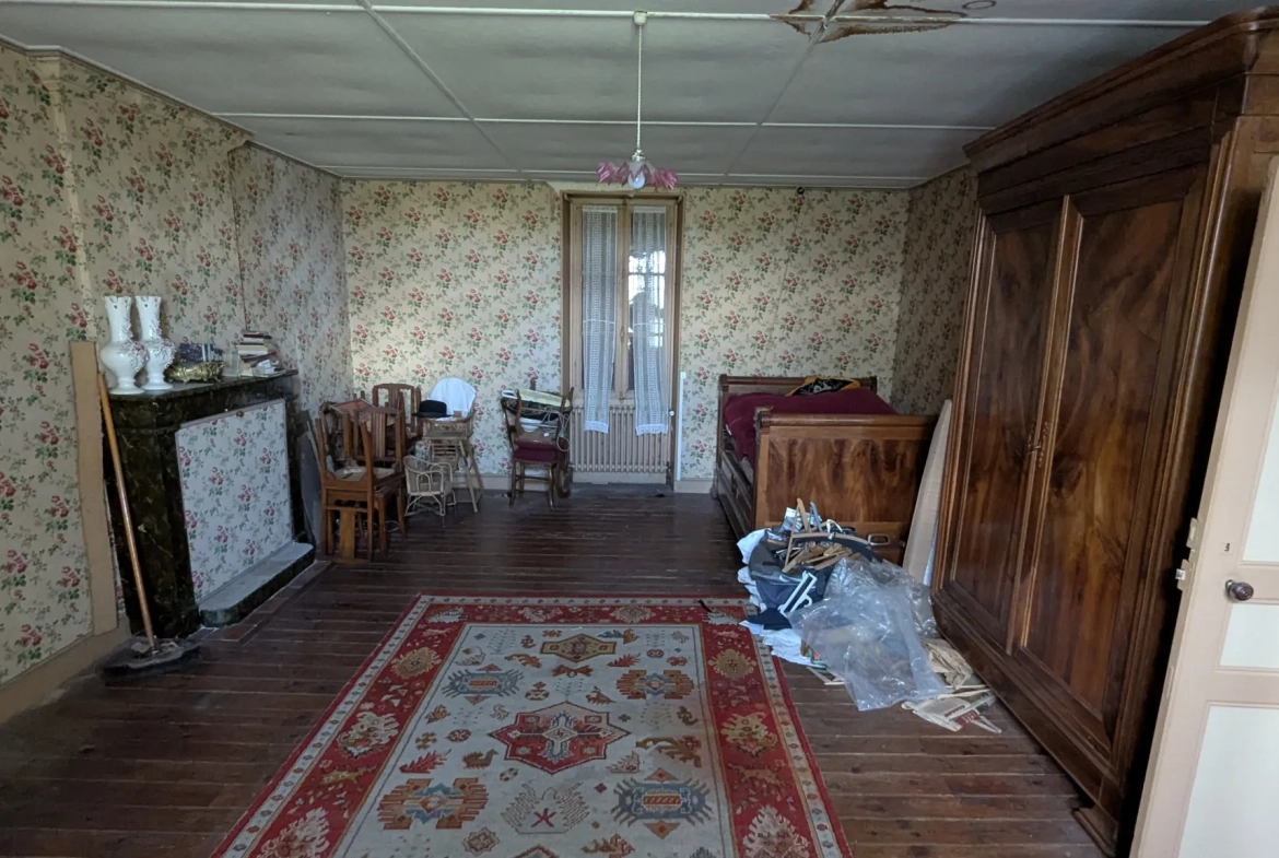 Maison de maître à rénover avec dépendances à Aigondigné, potentiel investissement 