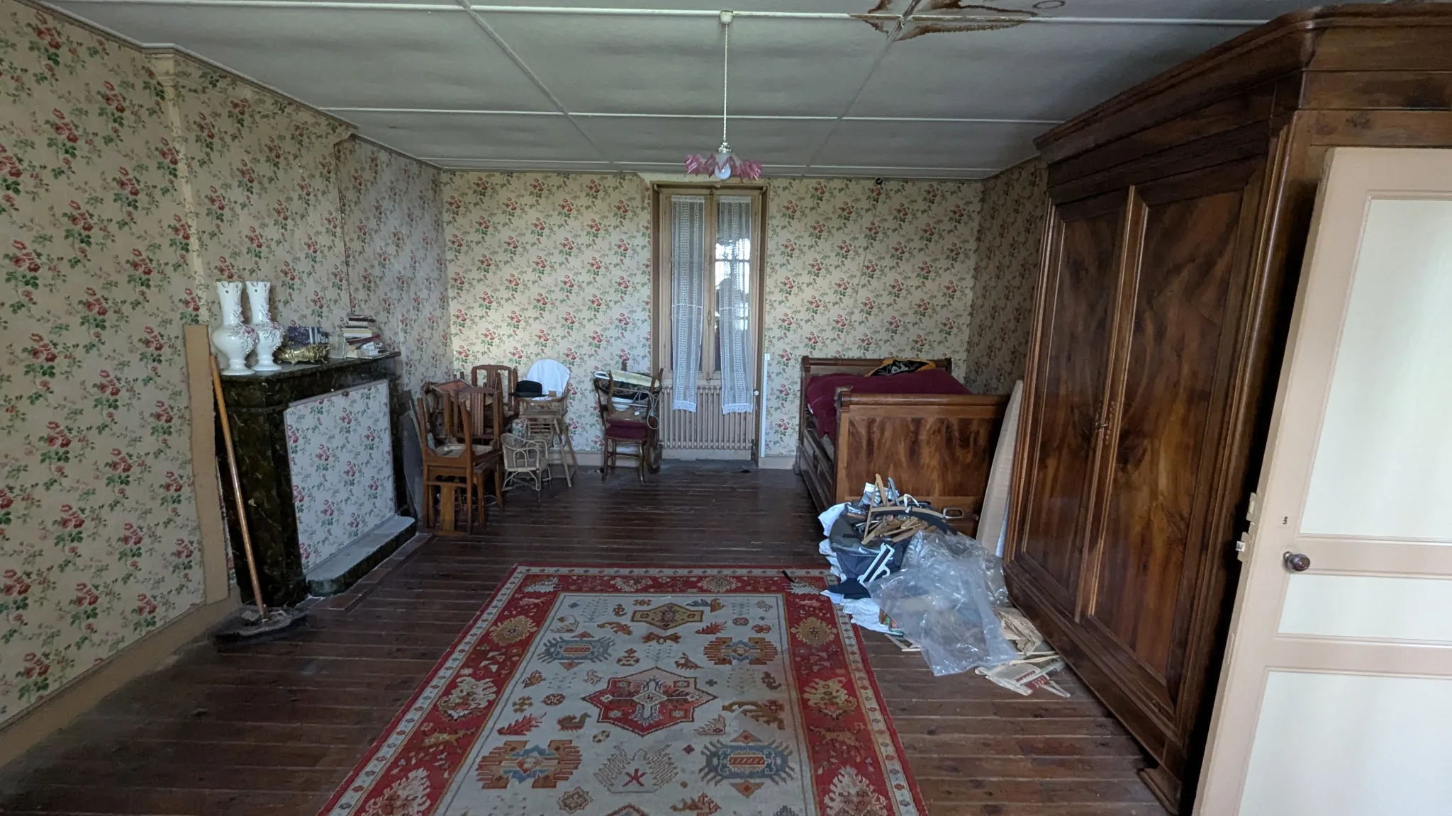 Maison de maître à rénover avec dépendances à Aigondigné, potentiel investissement 