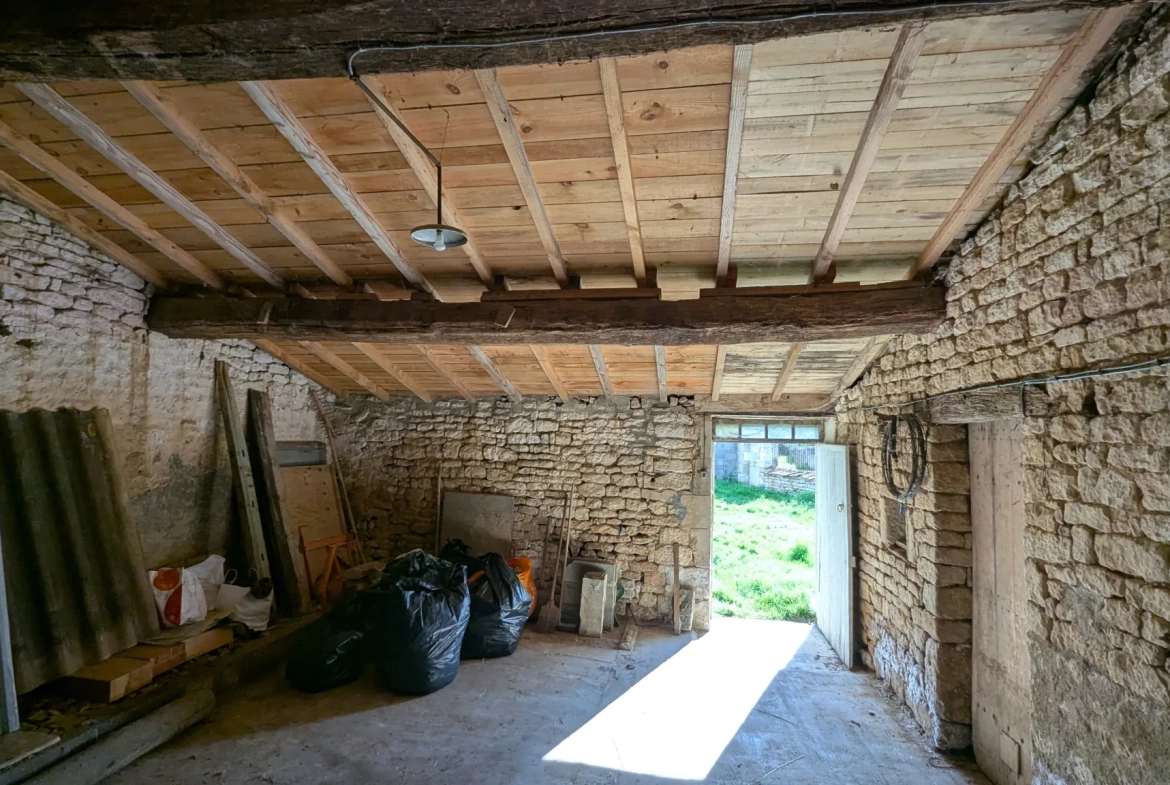 Maison de maître à rénover avec dépendances à Aigondigné, potentiel investissement 