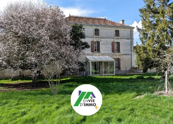 Maison de maître à rénover avec dépendances à Aigondigné, potentiel investissement