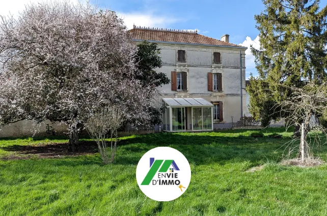Maison de maître à rénover avec dépendances à Aigondigné, potentiel investissement 