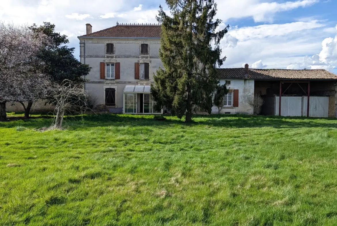 Maison de maître à rénover avec dépendances à Aigondigné, potentiel investissement 