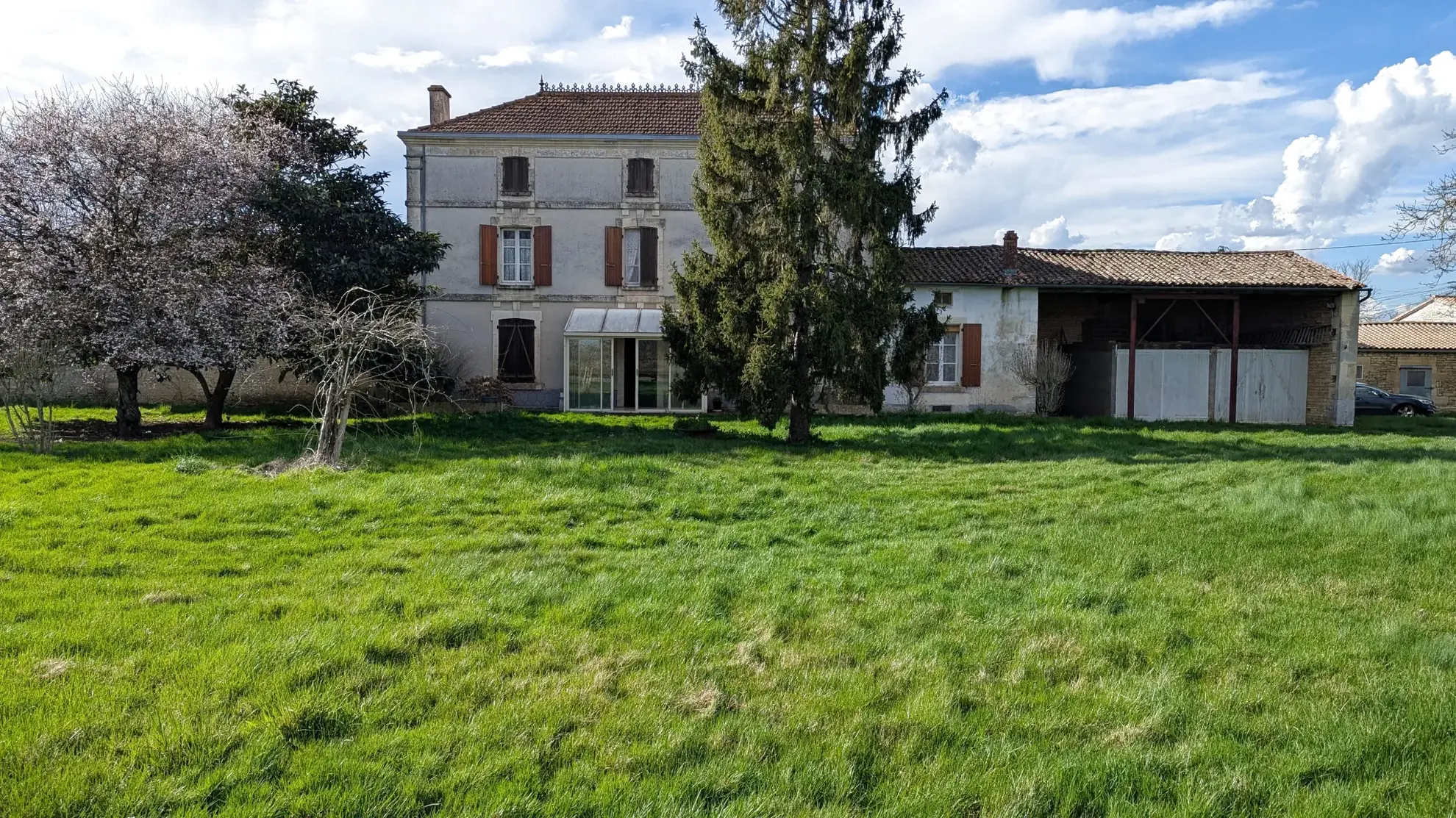 Maison de maître à rénover avec dépendances à Aigondigné, potentiel investissement 