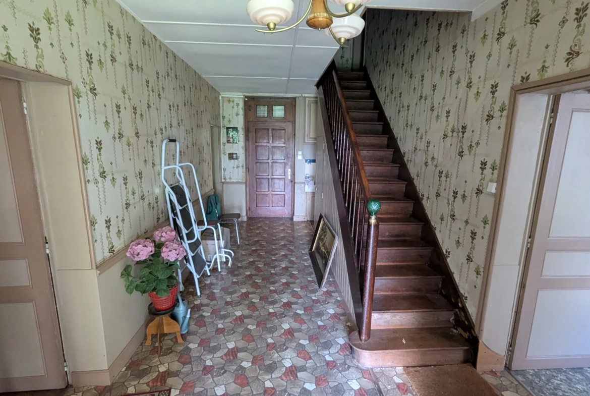 Maison de maître à rénover avec dépendances à Aigondigné, potentiel investissement 