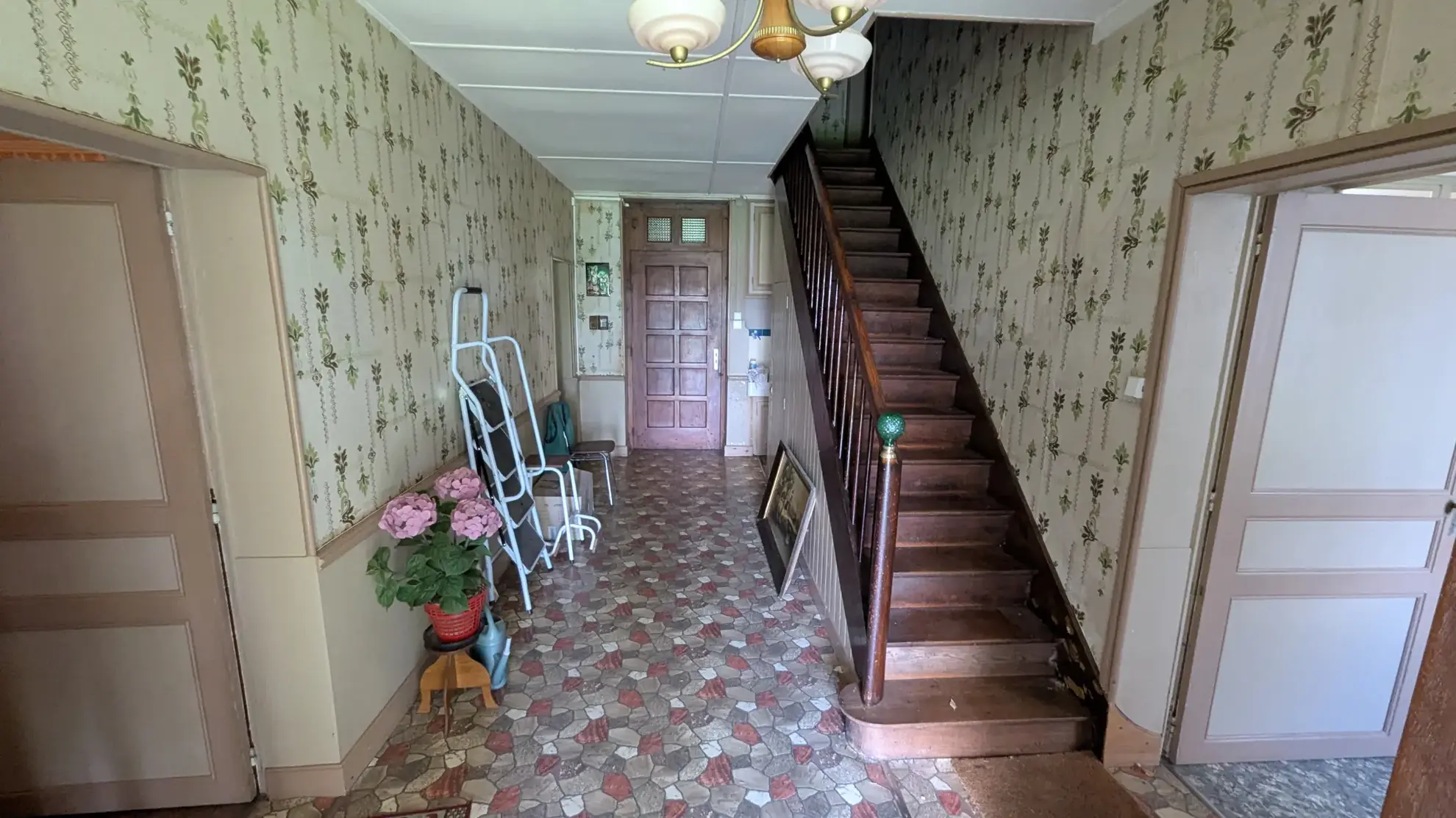 Maison de maître à rénover avec dépendances à Aigondigné, potentiel investissement 