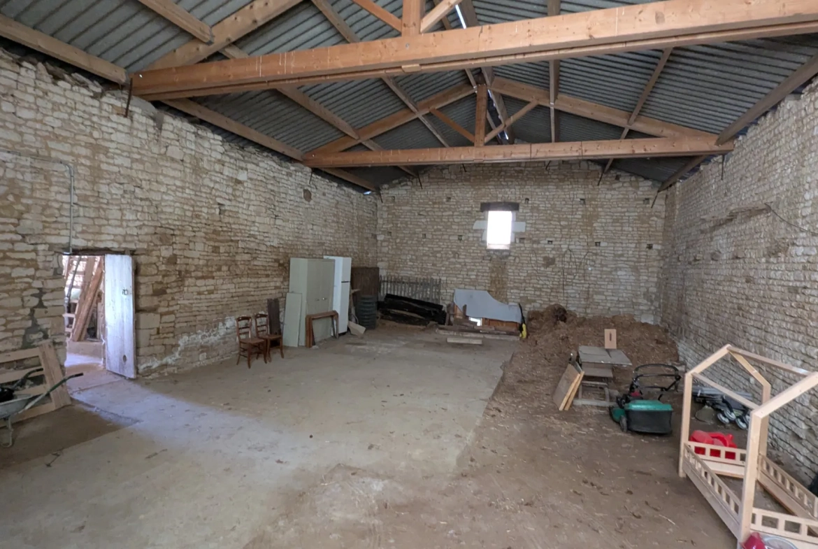 Maison de maître à rénover avec dépendances à Aigondigné, potentiel investissement 