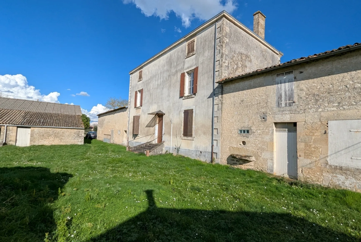 Maison de maître à rénover avec dépendances à Aigondigné, potentiel investissement 