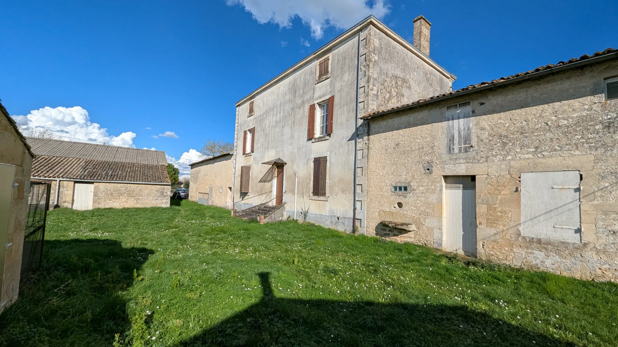 Maison de maître à rénover avec dépendances à Aigondigné, potentiel investissement 