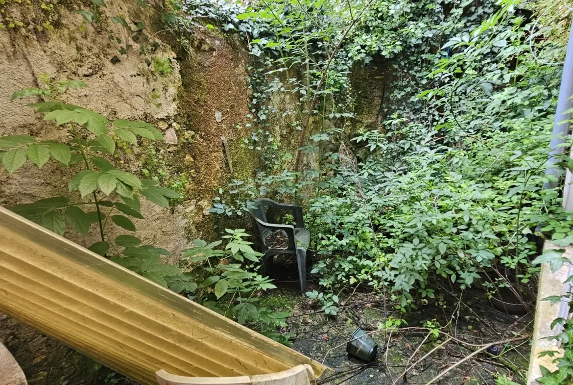 Maison mitoyenne 2 niveaux avec cour à Le Blanc - 93 m² 