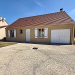 Maison de plain-pied lumineuse avec garage et terrain de 747 m² à Les Grandes Chappelles