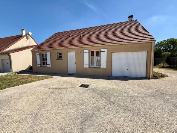 Maison de plain-pied lumineuse avec garage et terrain de 747 m² à Les Grandes Chappelles
