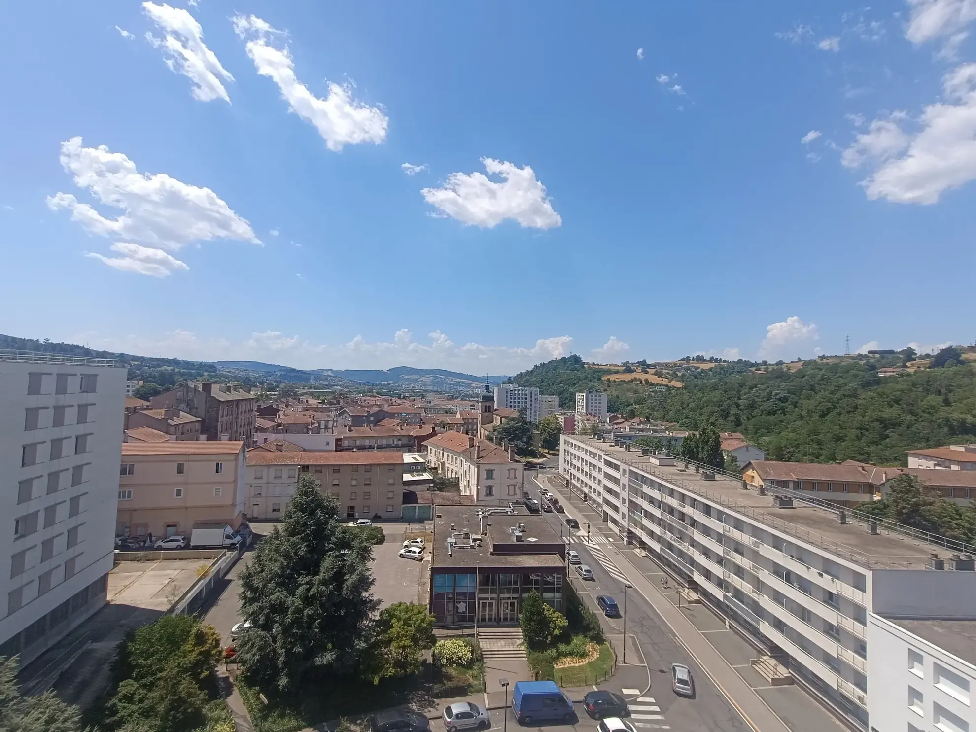 Appartement 3 pièces avec garage et cave au centre du Chambon-Feugerolles 