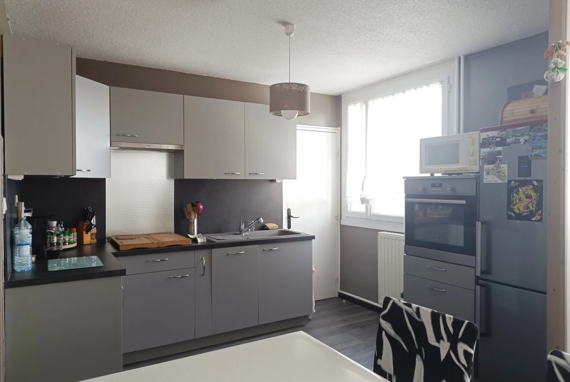 Appartement 3 pièces avec garage et cave au centre du Chambon-Feugerolles 