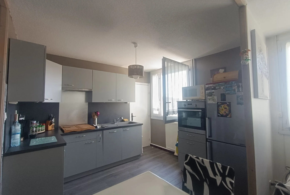 Appartement 3 pièces avec garage et cave au centre du Chambon-Feugerolles 