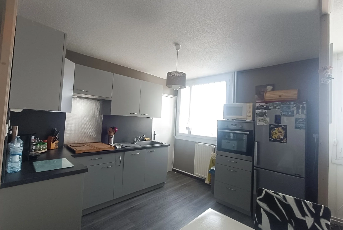 Appartement 3 pièces avec garage et cave au centre du Chambon-Feugerolles 