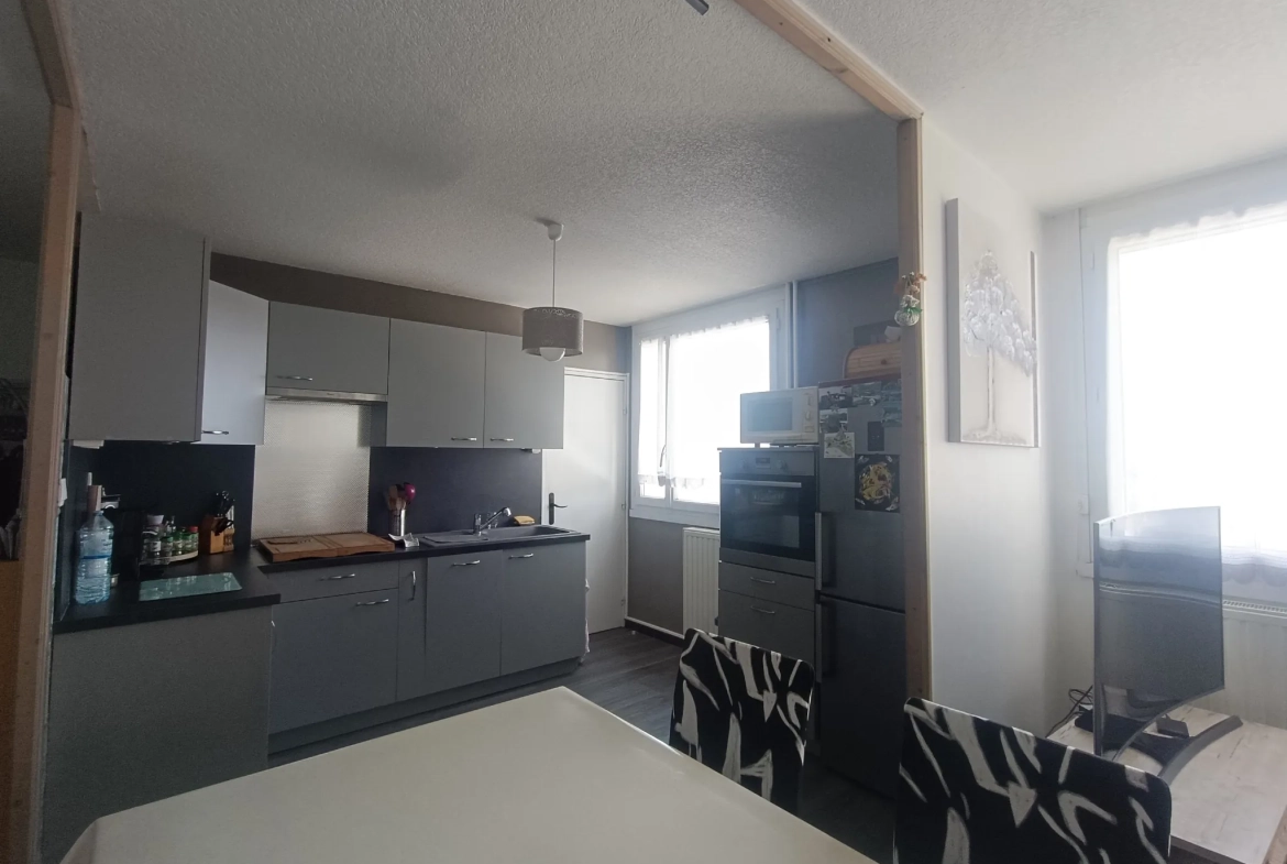Appartement 3 pièces avec garage et cave au centre du Chambon-Feugerolles 
