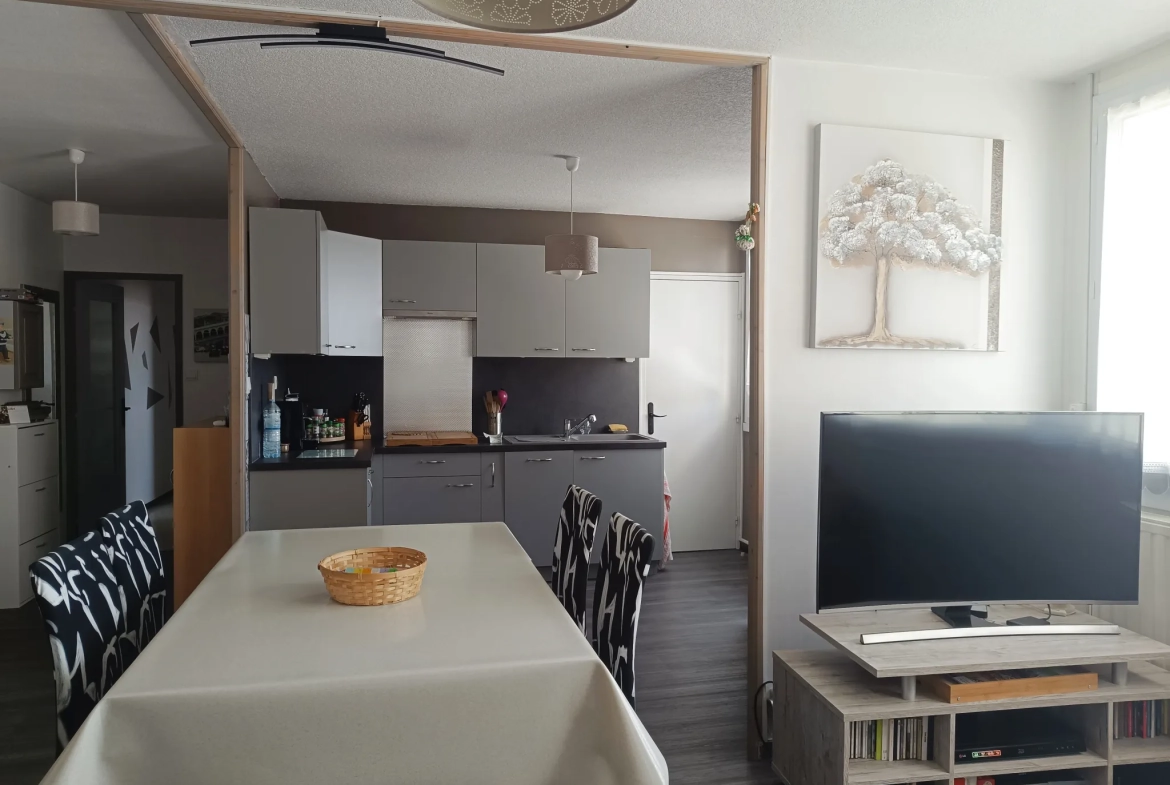 Appartement 3 pièces avec garage et cave au centre du Chambon-Feugerolles 