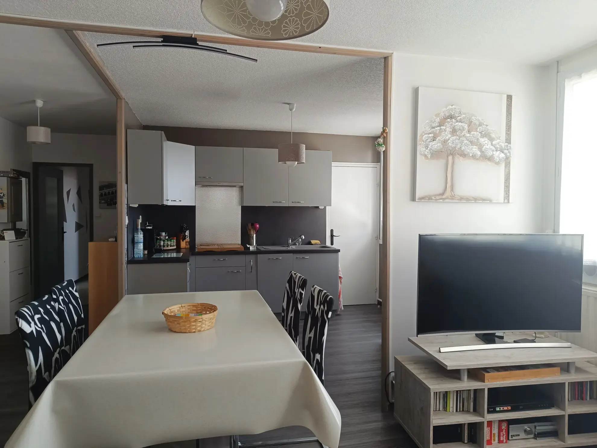 Appartement 3 pièces avec garage et cave au centre du Chambon-Feugerolles 