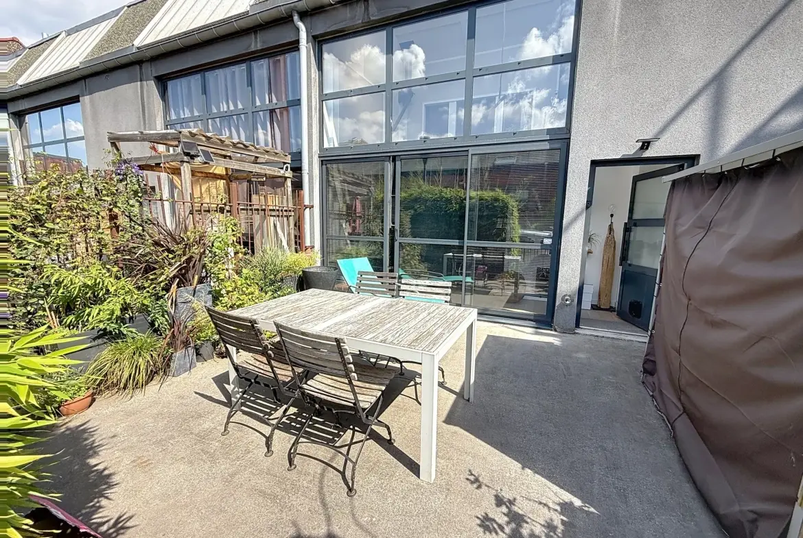 Loft lumineux de 95 m² avec terrasse et parking à Roubaix 