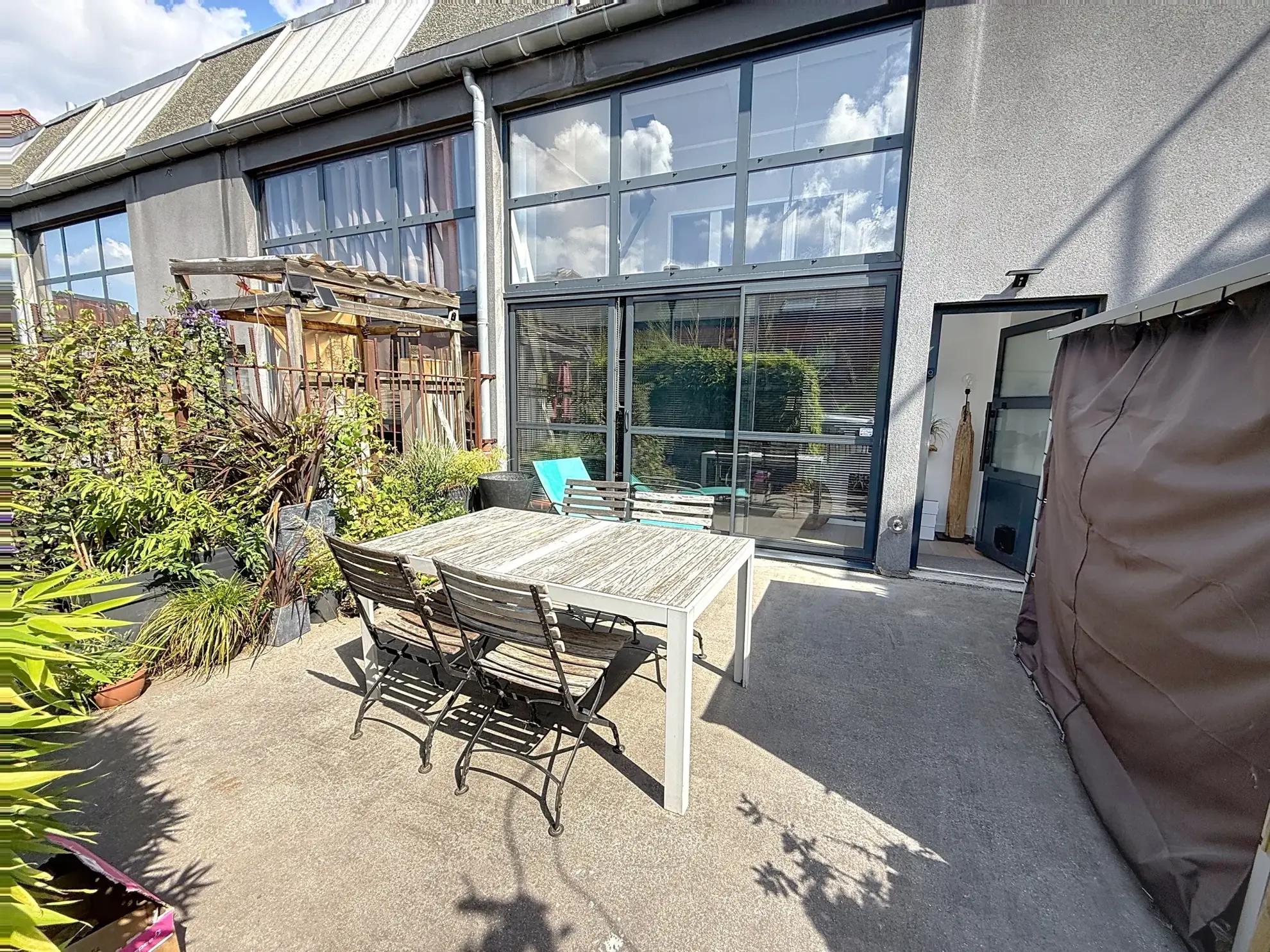Loft lumineux de 95 m² avec terrasse et parking à Roubaix 