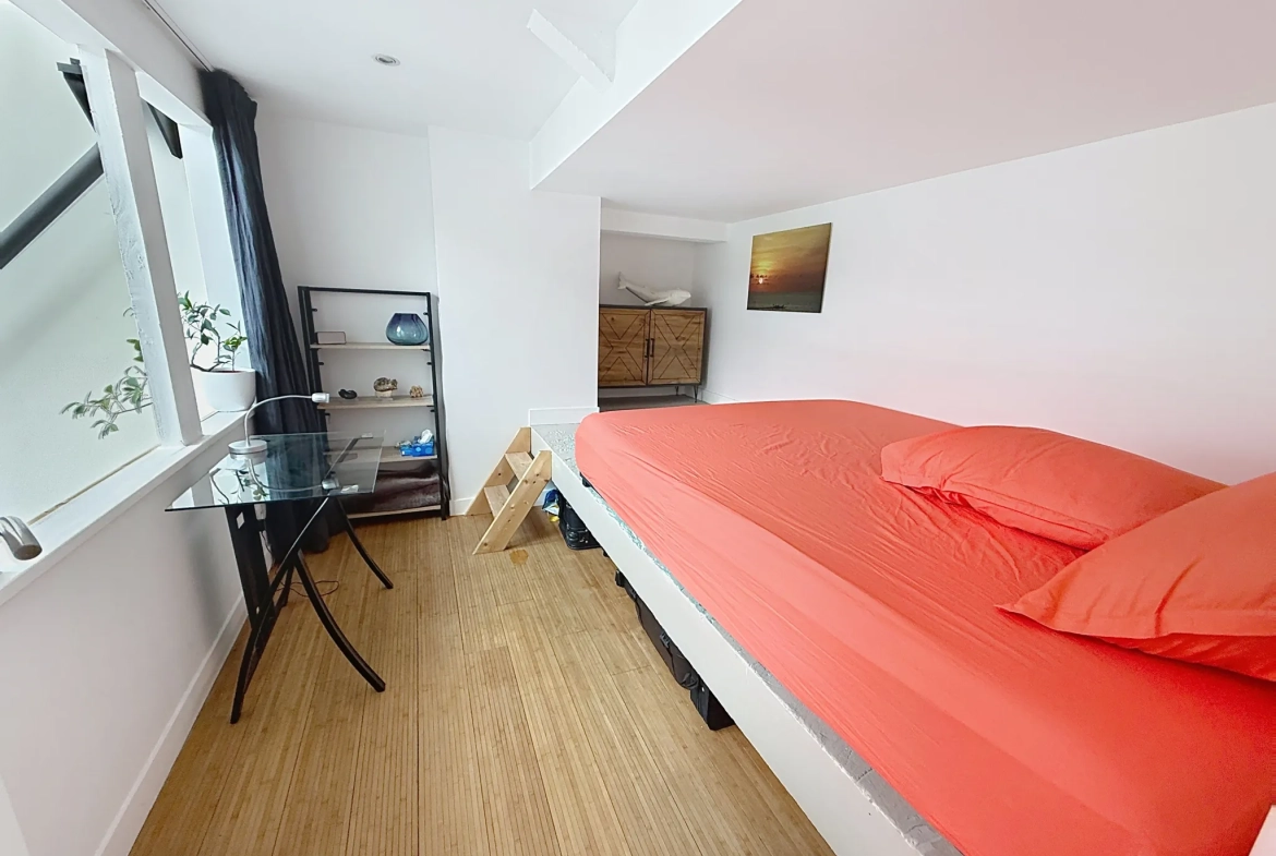 Loft lumineux de 95 m² avec terrasse et parking à Roubaix 
