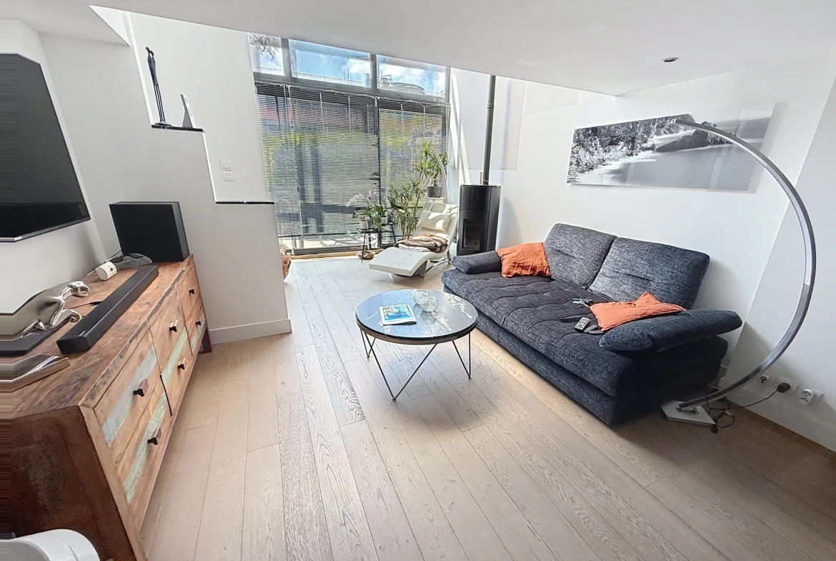 Loft lumineux de 95 m² avec terrasse et parking à Roubaix 