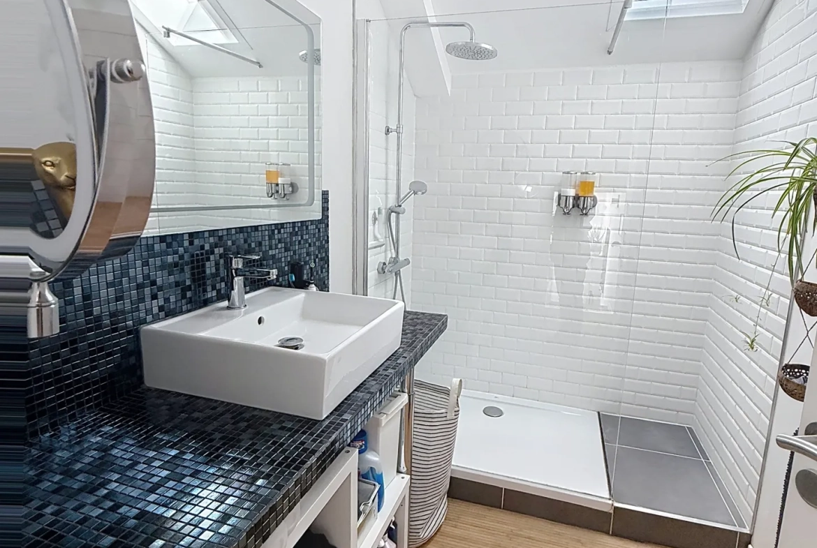 Loft lumineux de 95 m² avec terrasse et parking à Roubaix 