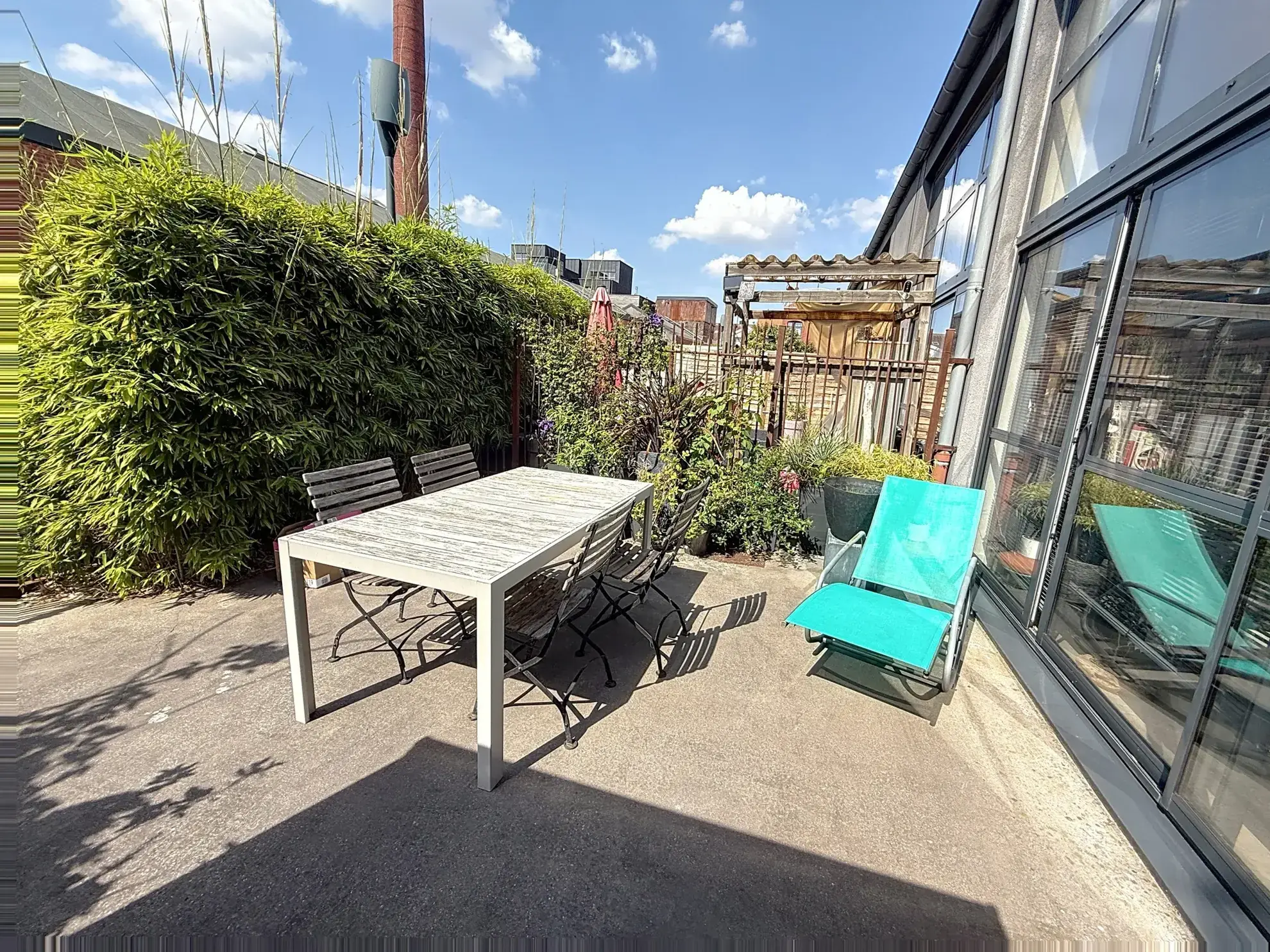 Loft lumineux de 95 m² avec terrasse et parking à Roubaix 