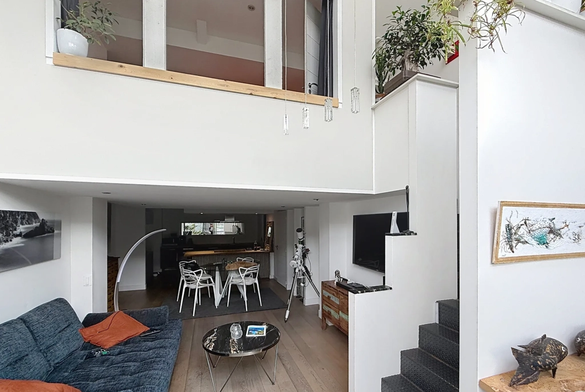 Loft lumineux de 95 m² avec terrasse et parking à Roubaix 