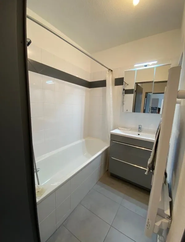 Appartement F2 rénové à vendre à Creutzwald avec parking et bonne rentabilité 