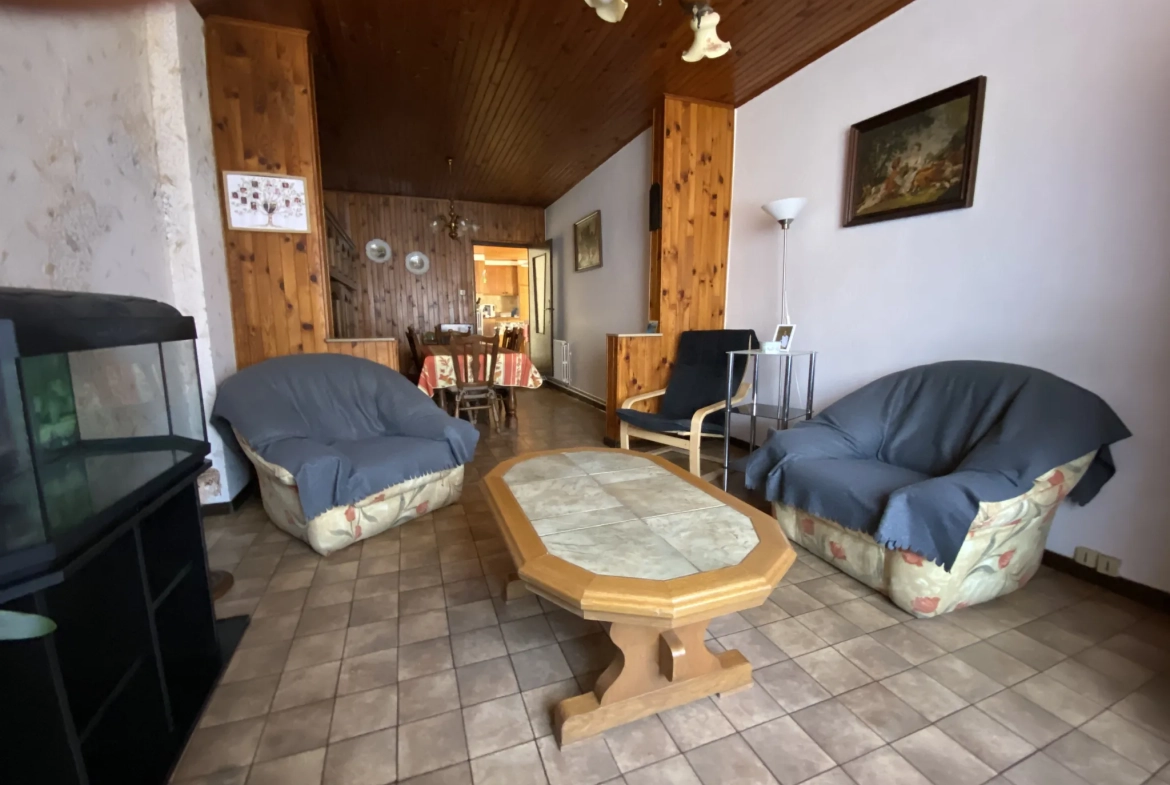 Maison de village à Creutzwald de 174 m² avec dépendances et terrain de 125 ares 
