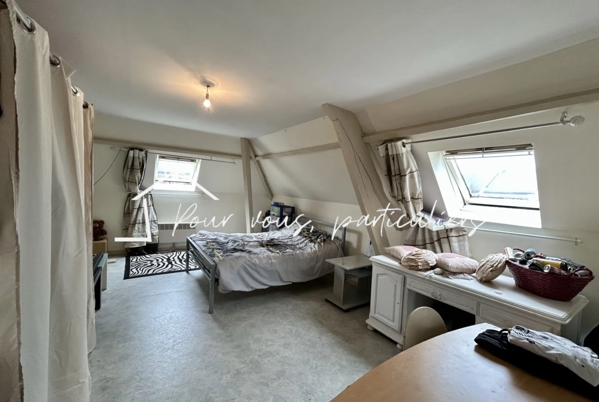 Immeuble multifonctionnel à Féchain avec espace commercial et duplex, parfait pour investissement 