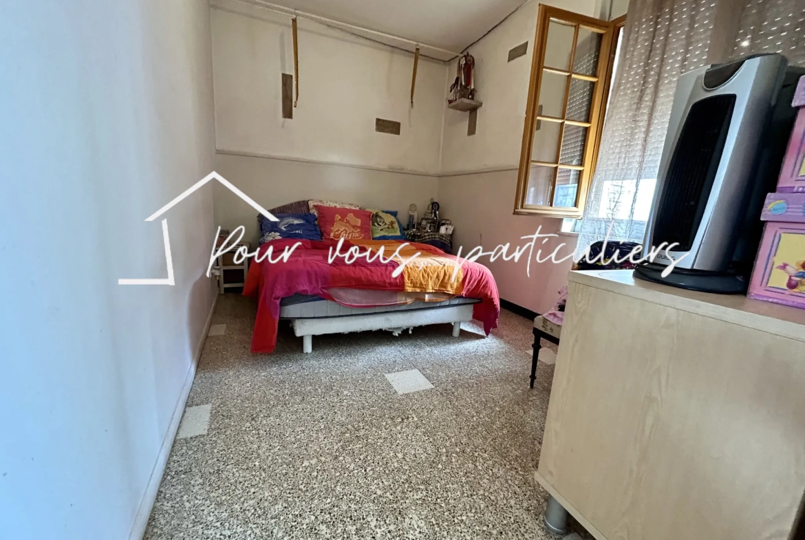 Immeuble multifonctionnel à Féchain avec espace commercial et duplex, parfait pour investissement 