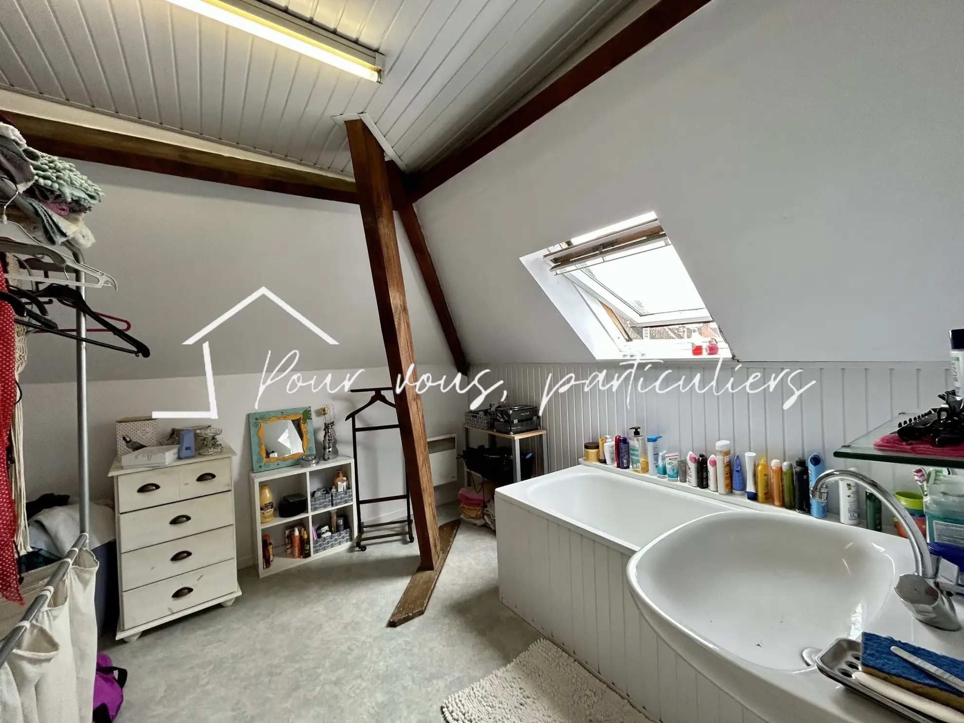 Immeuble multifonctionnel à Féchain avec espace commercial et duplex, parfait pour investissement 