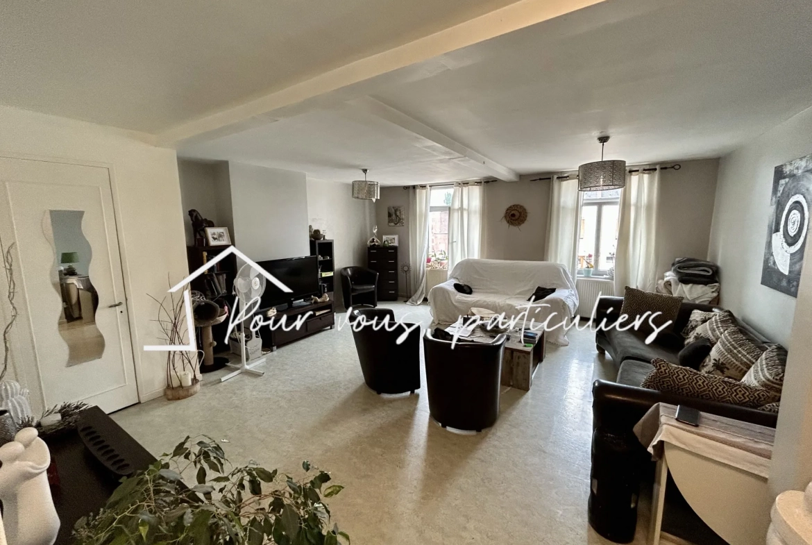 Immeuble multifonctionnel à Féchain avec espace commercial et duplex, parfait pour investissement 