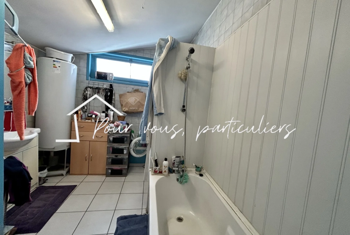 Immeuble multifonctionnel à Féchain avec espace commercial et duplex, parfait pour investissement 