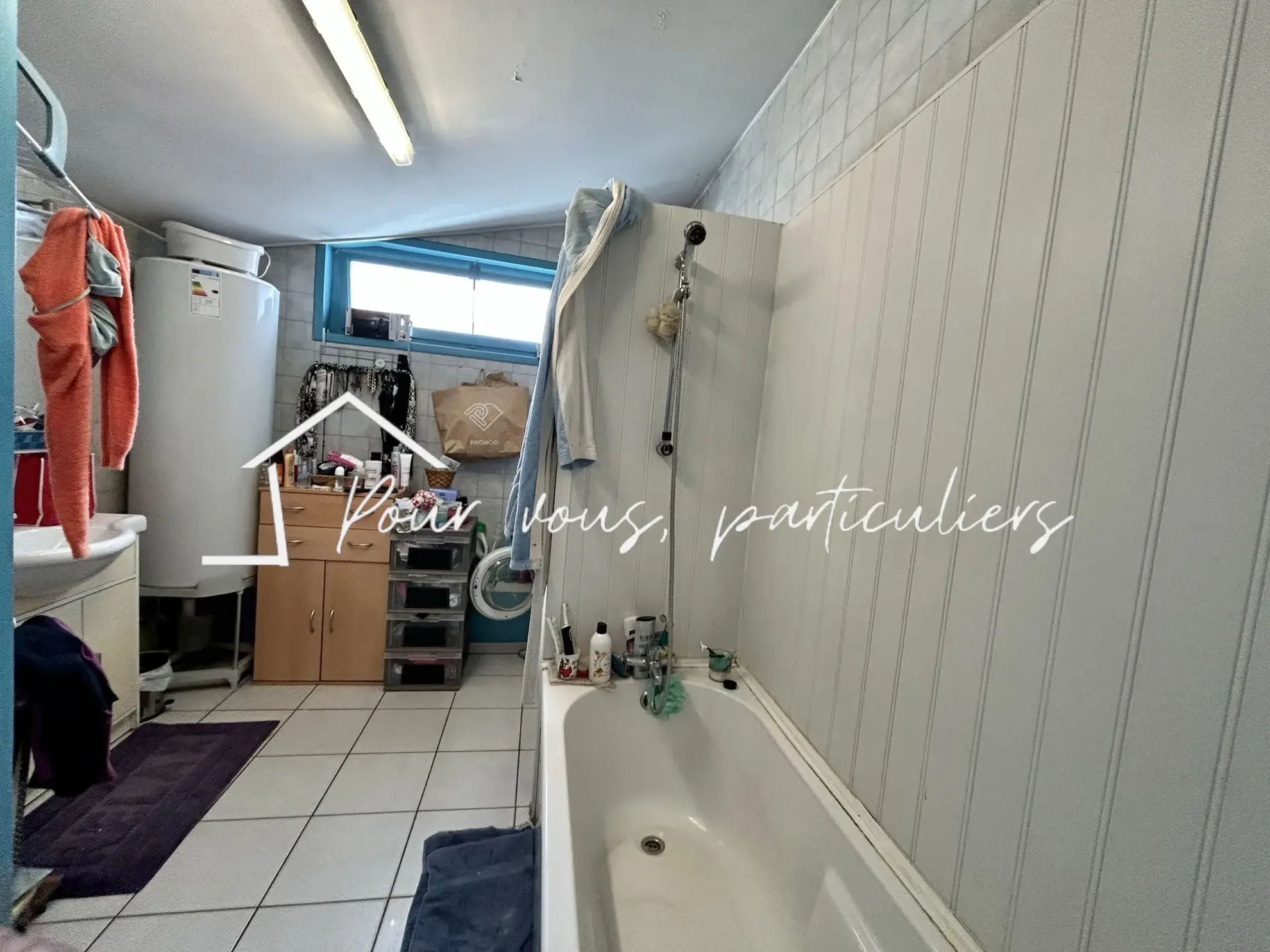 Immeuble multifonctionnel à Féchain avec espace commercial et duplex, parfait pour investissement 