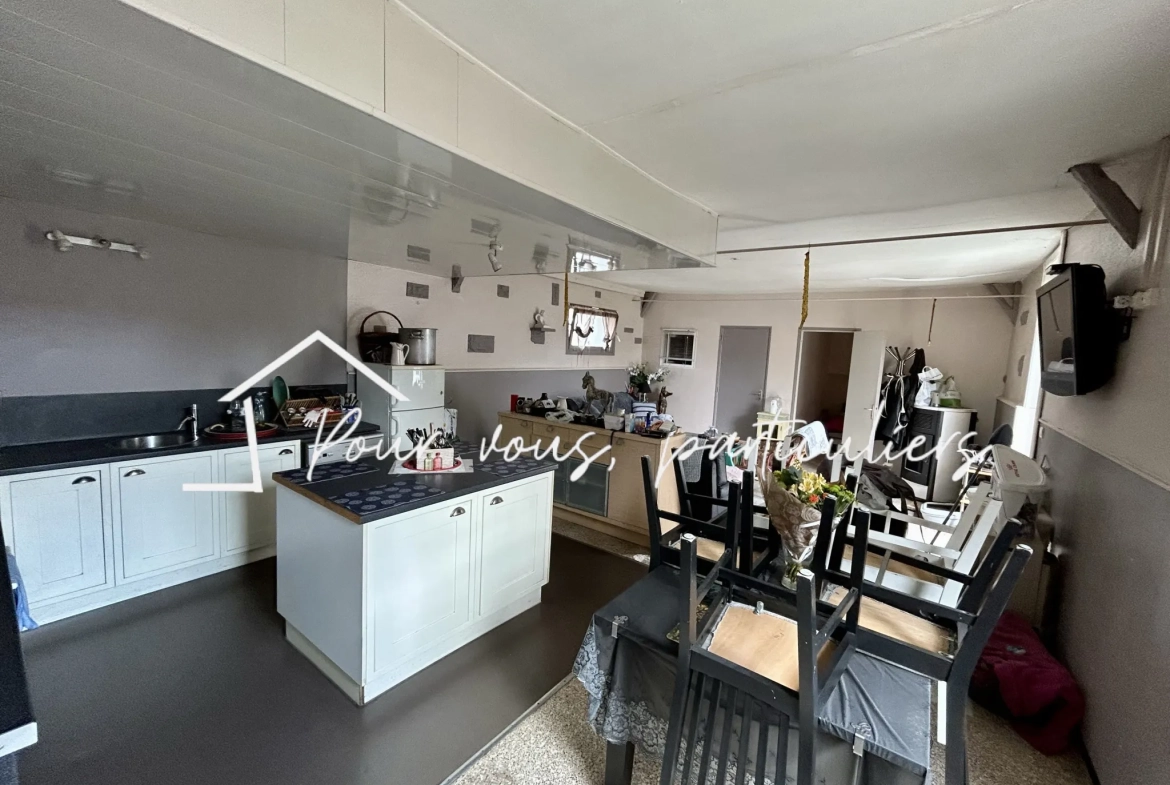 Immeuble multifonctionnel à Féchain avec espace commercial et duplex, parfait pour investissement 