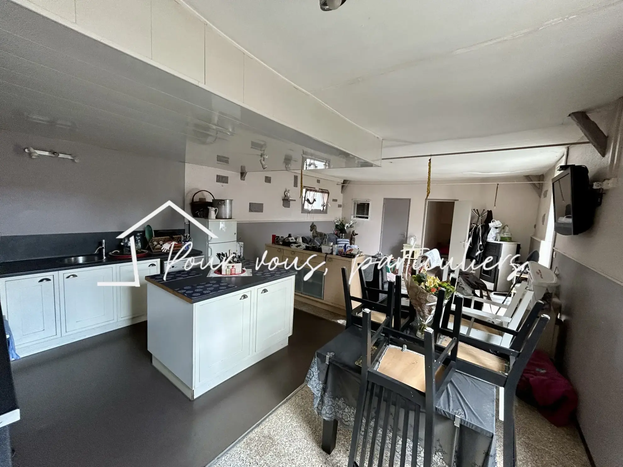 Immeuble multifonctionnel à Féchain avec espace commercial et duplex, parfait pour investissement 