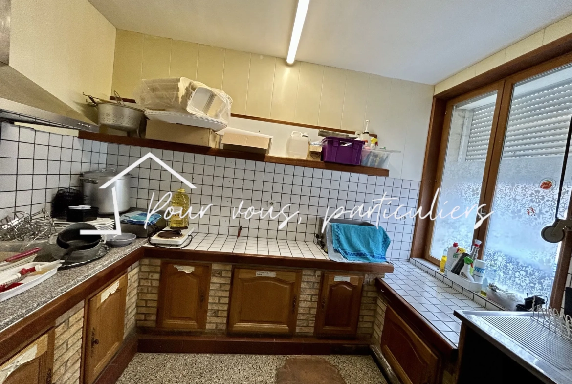 Immeuble multifonctionnel à Féchain avec espace commercial et duplex, parfait pour investissement 