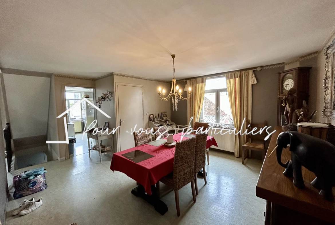 Immeuble multifonctionnel à Féchain avec espace commercial et duplex, parfait pour investissement 