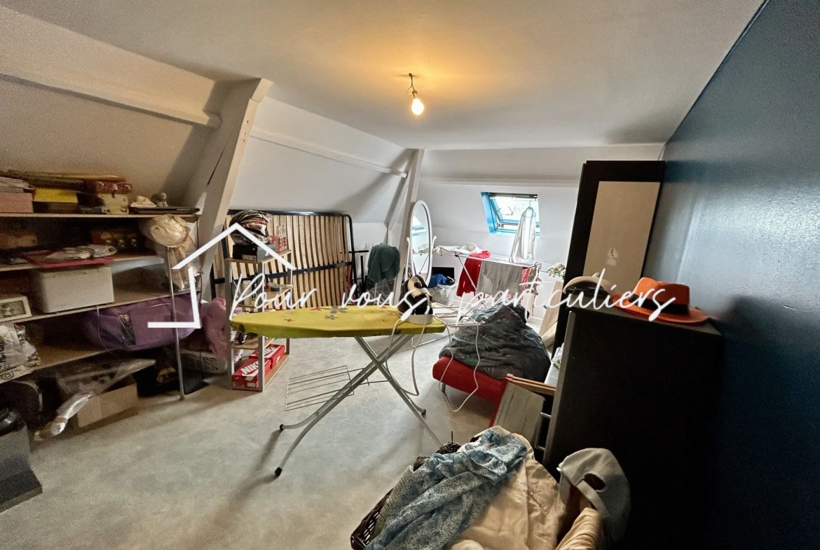 Immeuble multifonctionnel à Féchain avec espace commercial et duplex, parfait pour investissement 