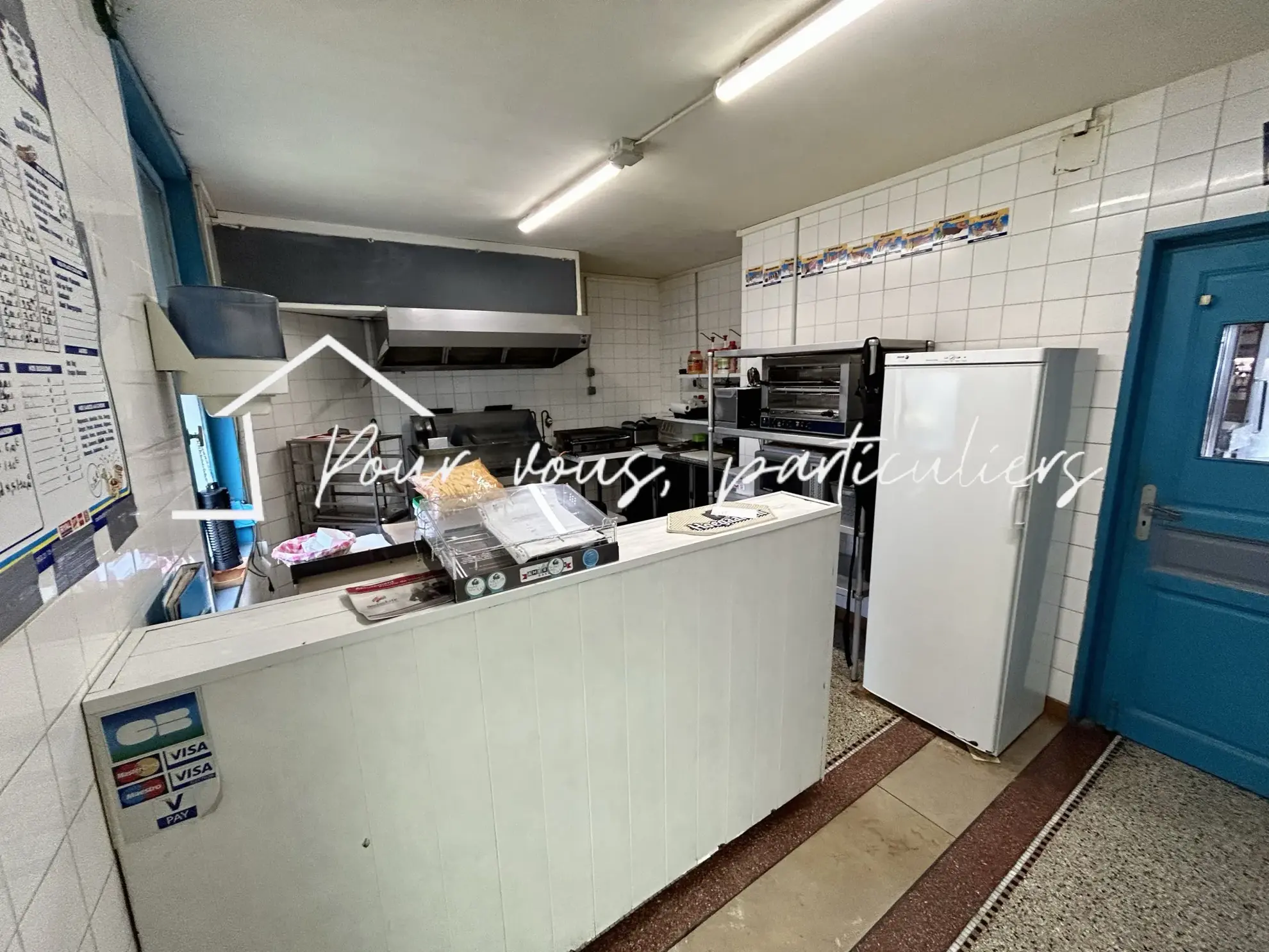 Immeuble multifonctionnel à Féchain avec espace commercial et duplex, parfait pour investissement 