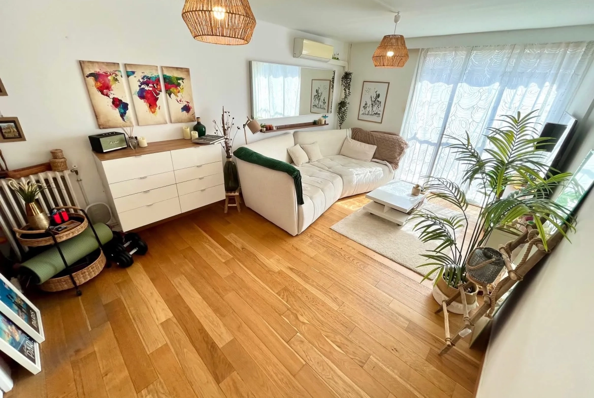 Appartement rénové de 3 pièces à vendre en centre-ville d'Hyeres 