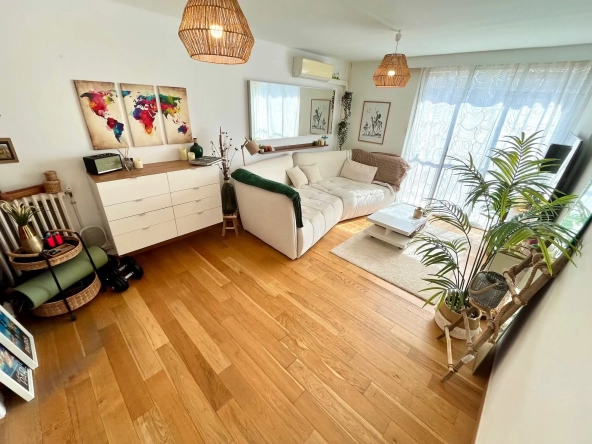Appartement rénové de 3 pièces à vendre en centre-ville d'Hyeres