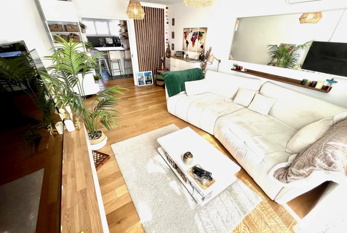 Appartement rénové de 3 pièces à vendre en centre-ville d'Hyeres 