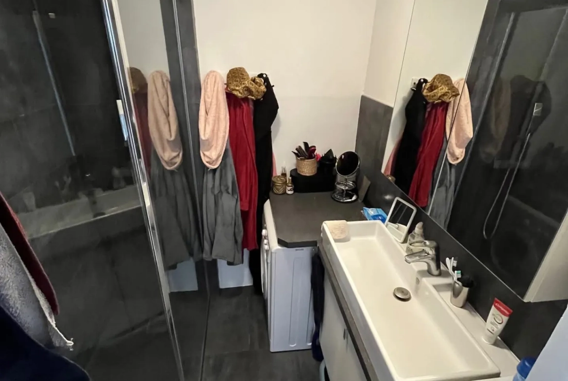 Appartement rénové de 3 pièces à vendre en centre-ville d'Hyeres 